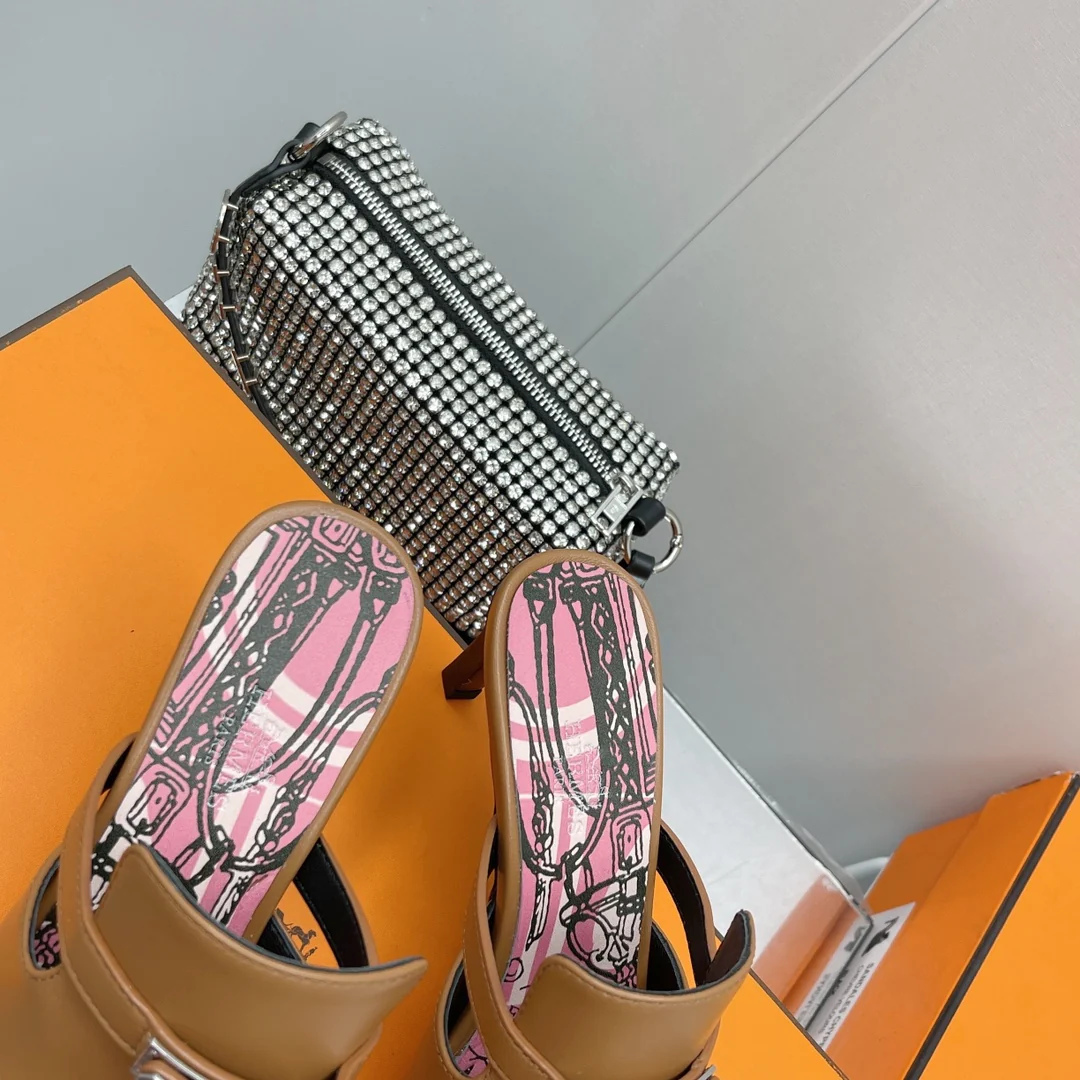 Новинка сезона осень/зима 2022 от Hermes - Шлепанцы на высоком каблуке с открытым носком - 4