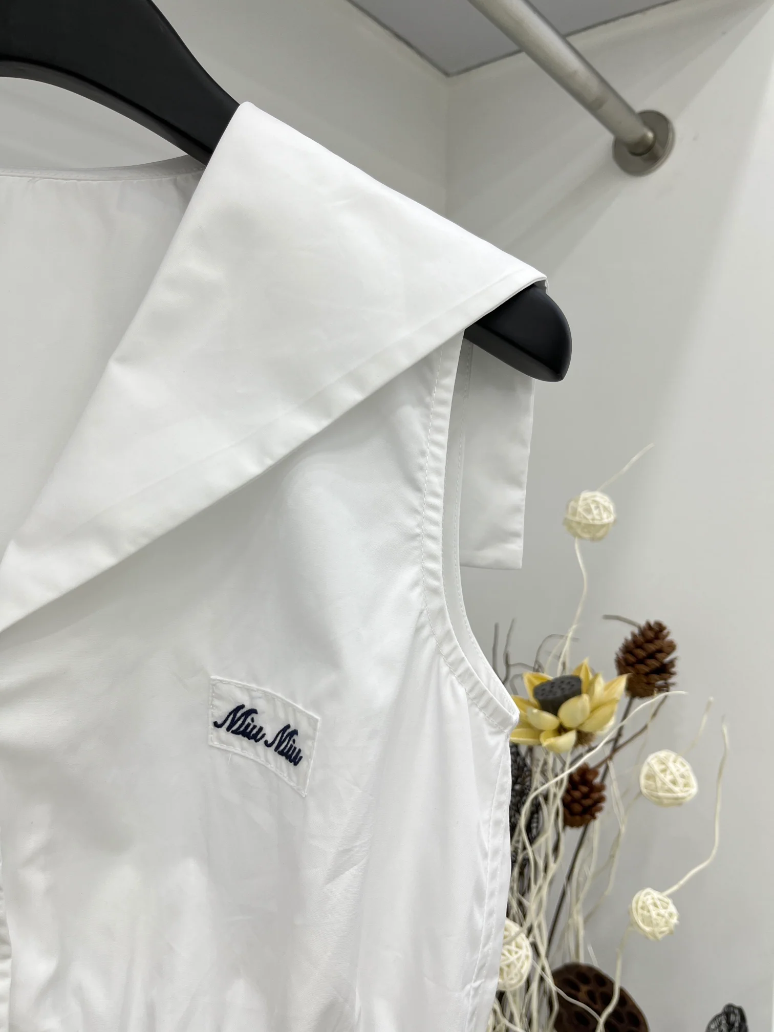 Miu Miu-2404-24 Короткая рубашка в стиле ?Ранняя весна? с подиума, темно-синяя.