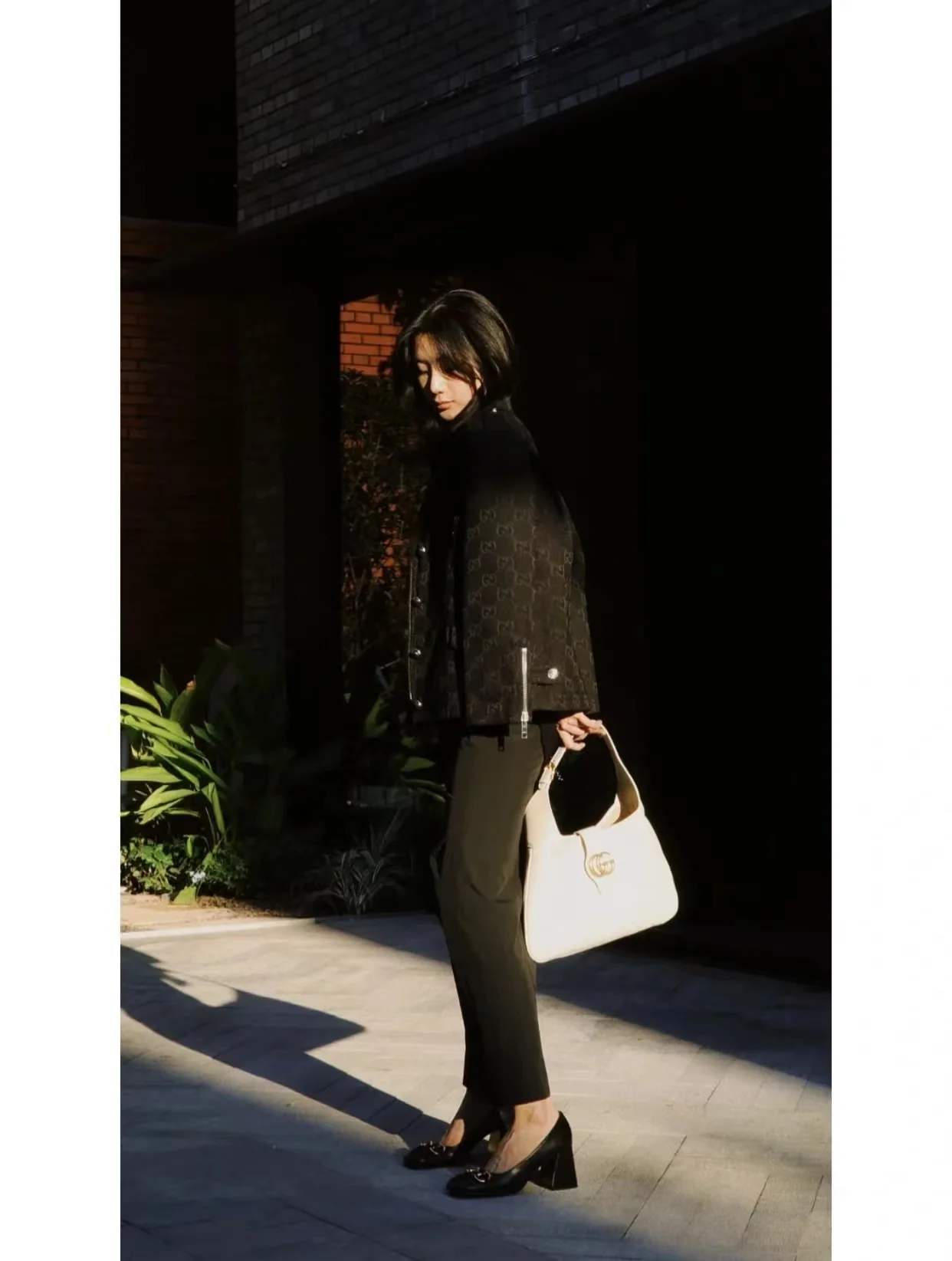 Весенняя коллекция Gucci 2023 — Сумка через плечо ?Полумесяц? — Белая — Фотографии в одежде.