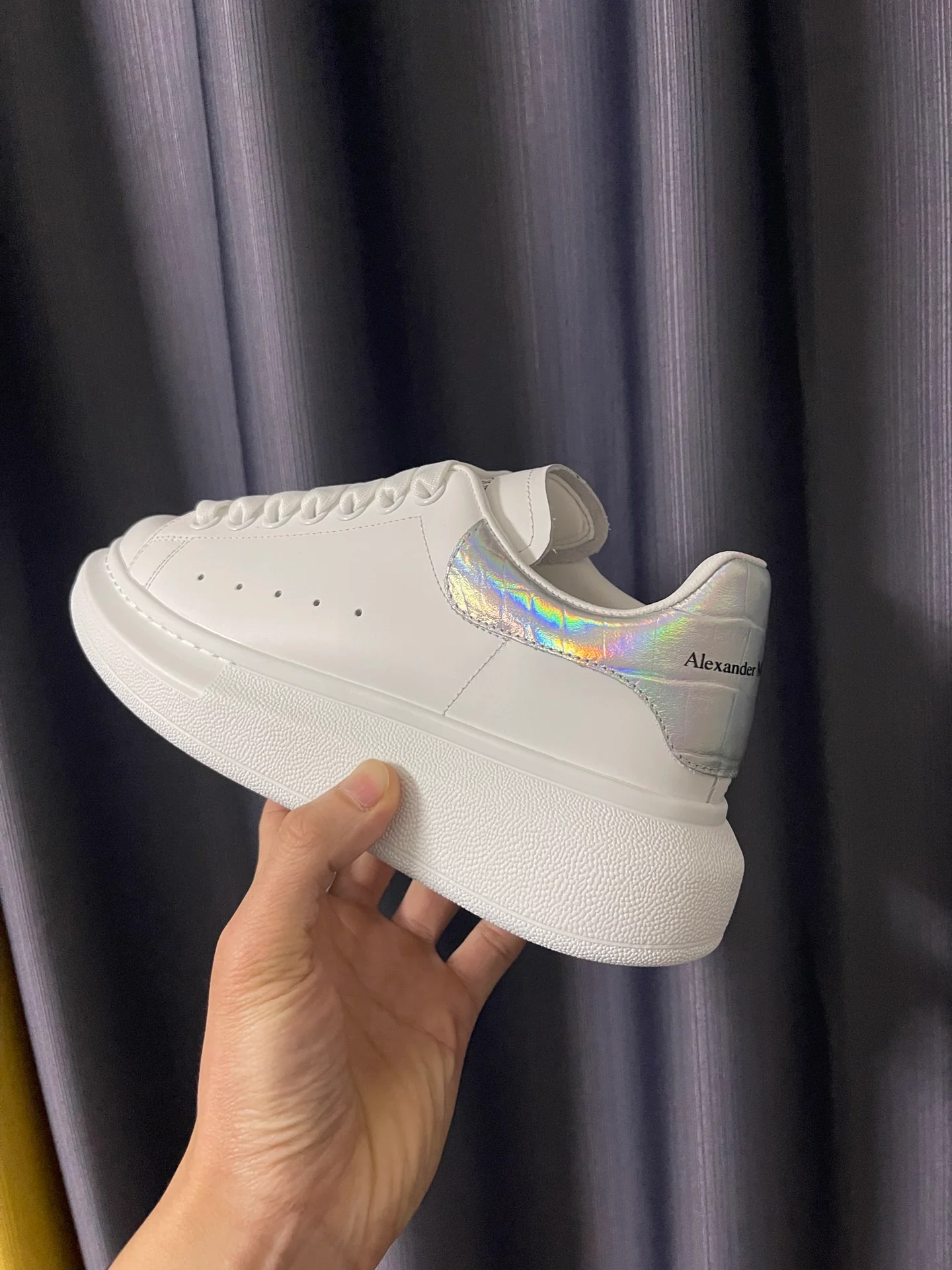 Классические белые кроссовки McQueen - унисекс - с лазерным рисунком под змеиную кожу.