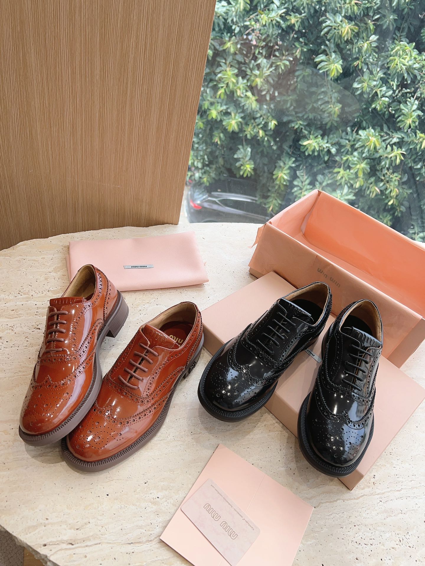 Новинка Miu Miu 2023 года - Лоферы на шнуровке в британском стиле - Черные