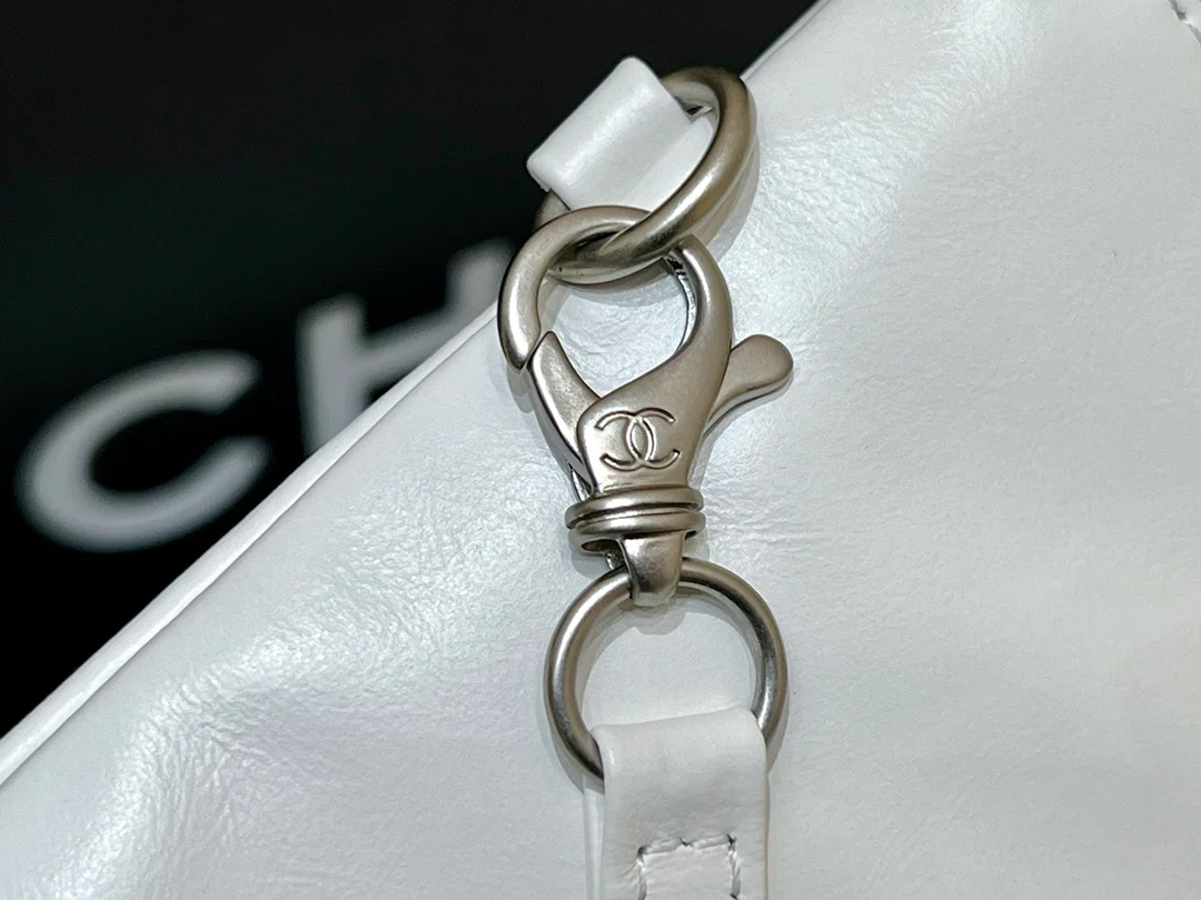 Сумка Chanel из круизной коллекции 2023 года - модель 22bag - белая с черной строчкой.