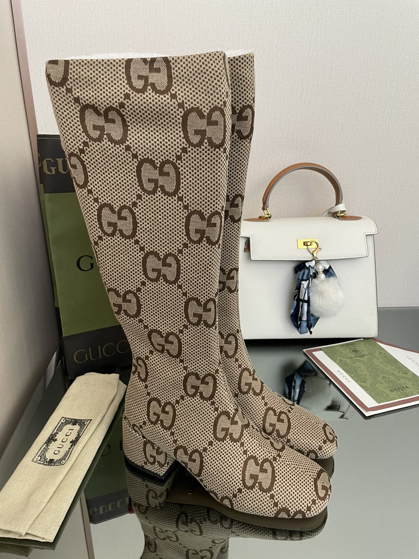 Ботинки Gucci 2022 с большим логотипом и монограммой.