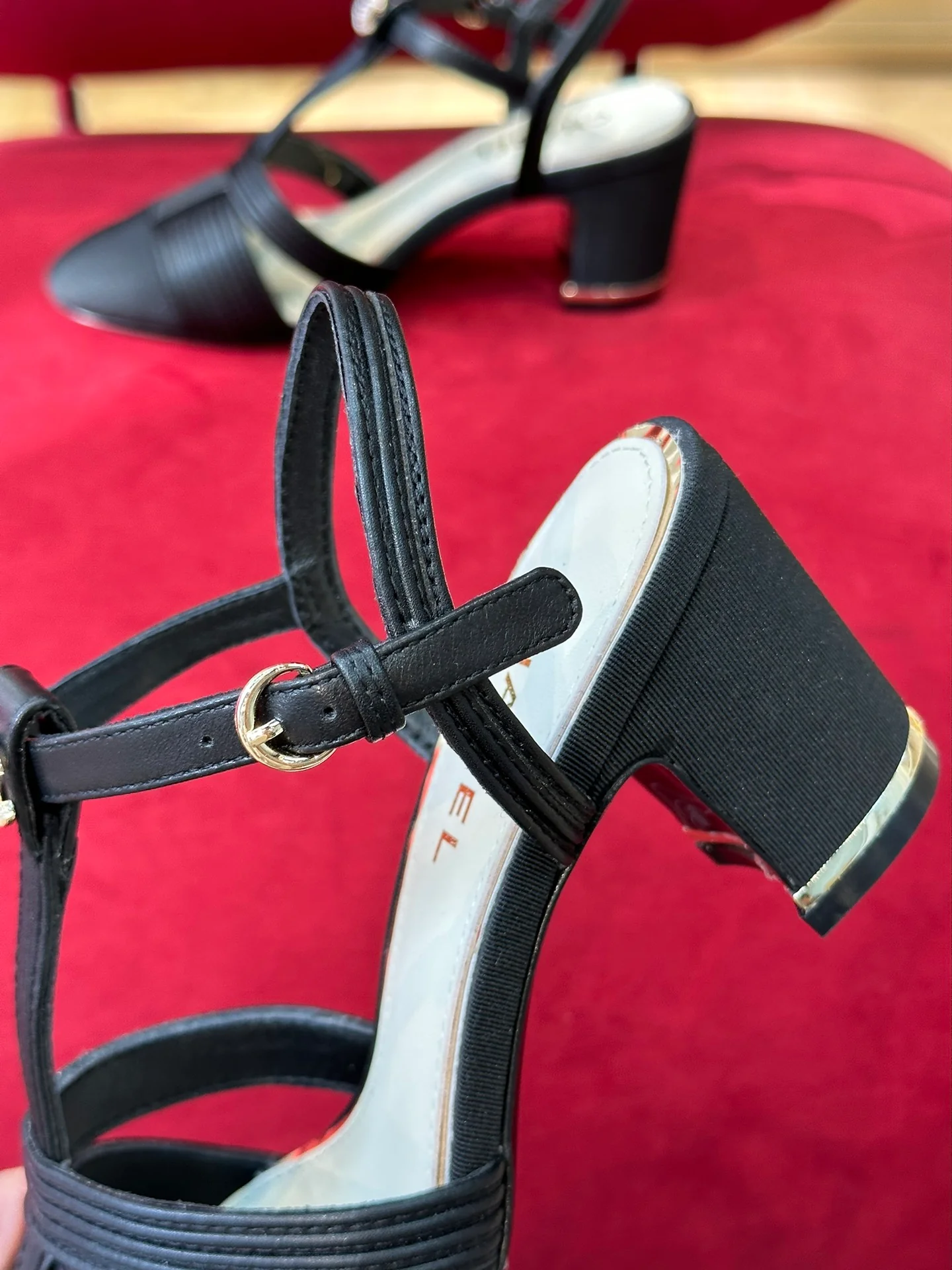 Новинка сезона весна/лето 2023 от Chanel — туфли на низком каблуке с лоскутным дизайном из овечьей кожи.