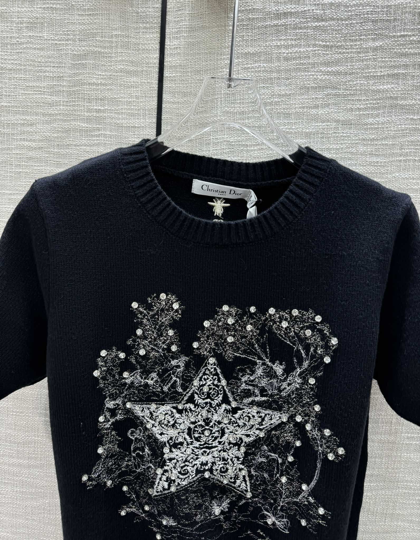 Dior - 2403-24 Ранняя весна, новая модель Star Knit с коротким рукавом - Черный