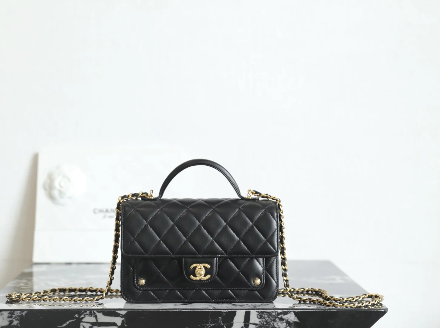 Chanel - Сумка-мессенджер с заклепками - Черная с золотой фурнитурой