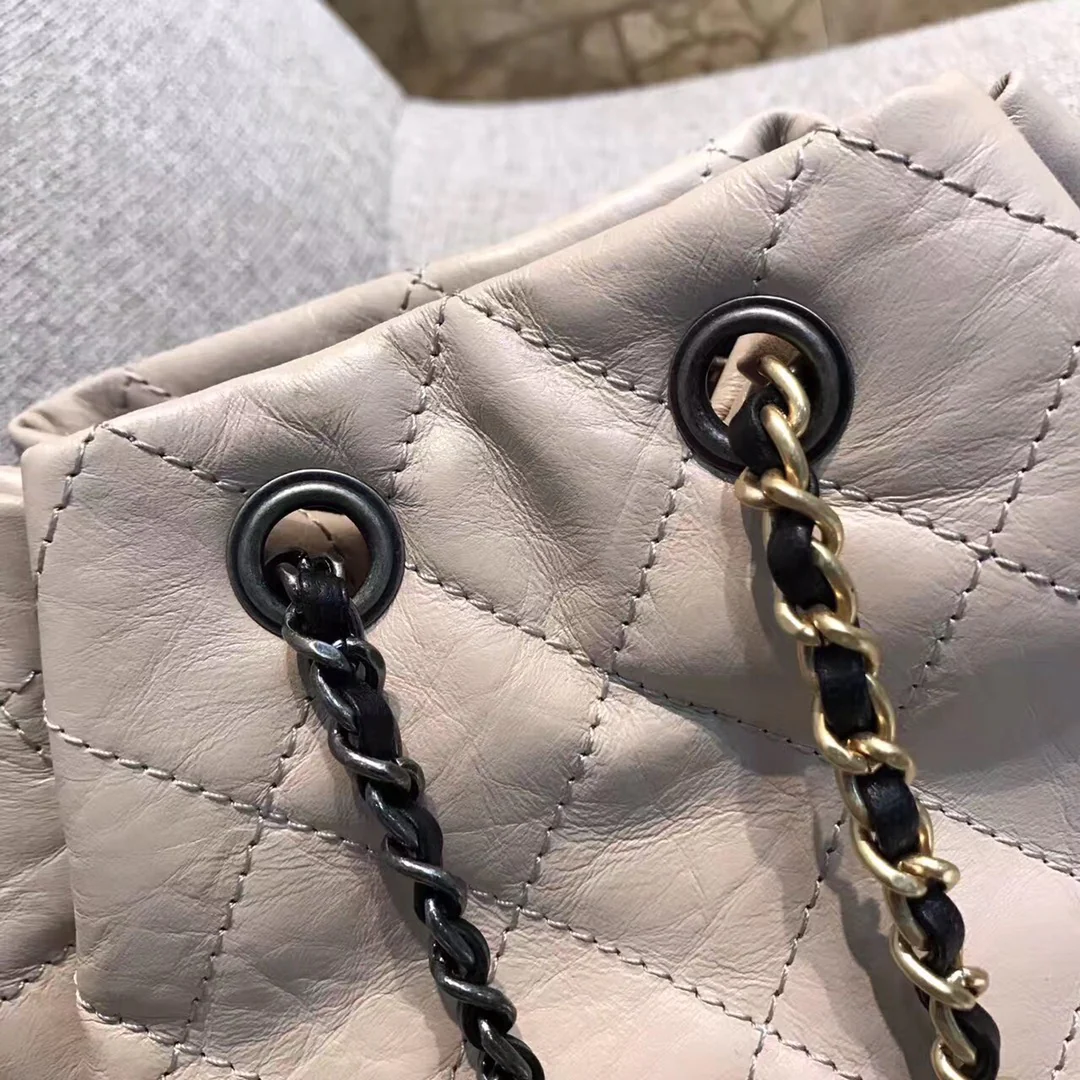 Маленький рюкзак-хобо Chanel — бежевый и черный.