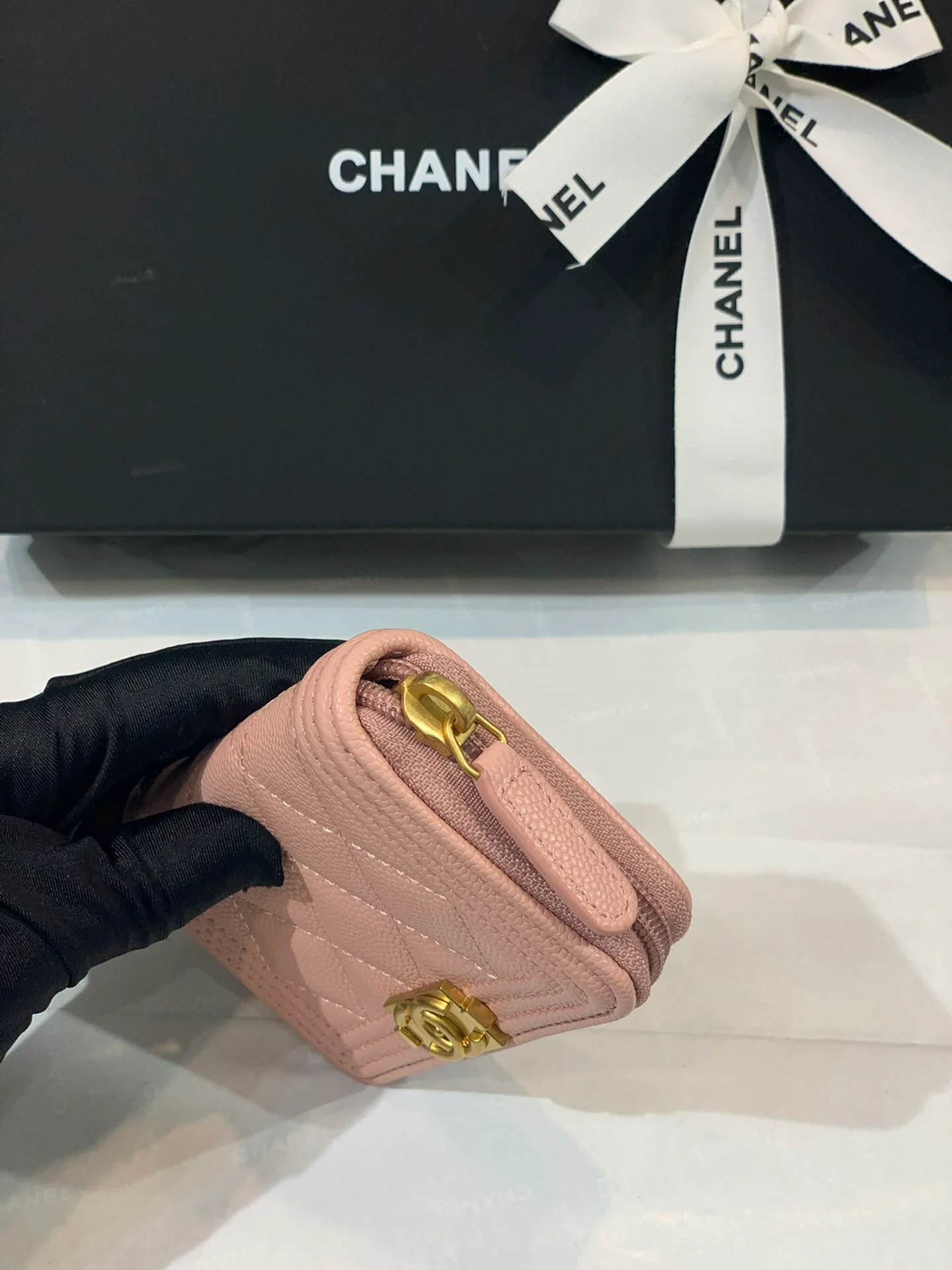 Монетоприемник Chanel Le Boy Classic на молнии - розовый