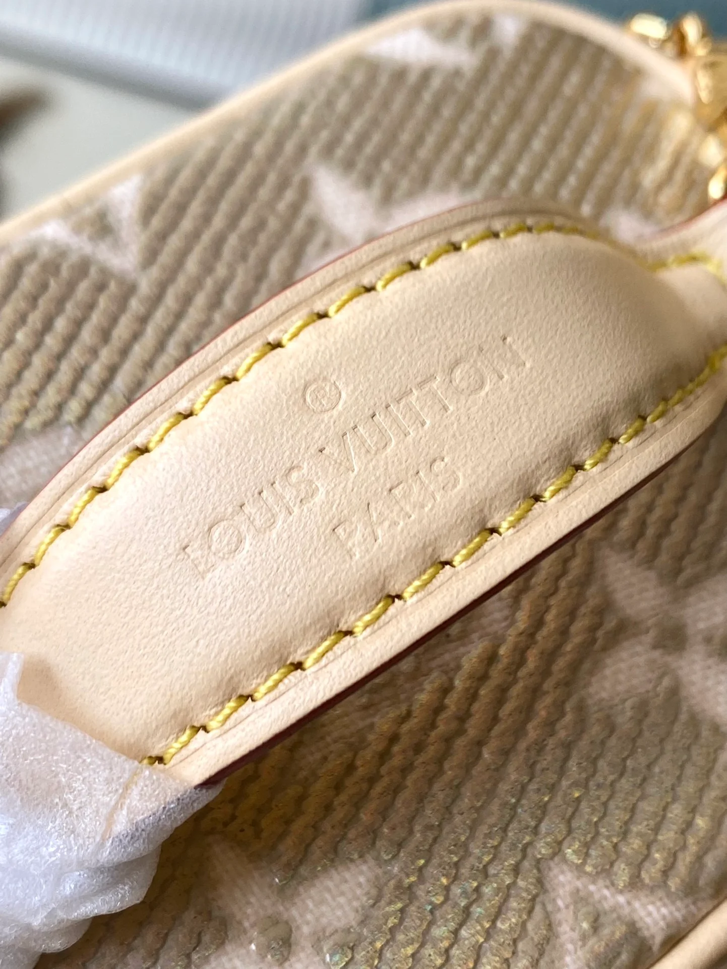 m82467-LV-микро-сумочка-золотая