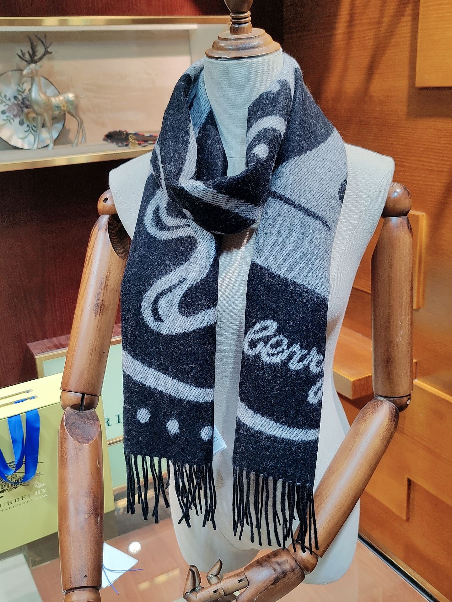 Кашемировый шарф Burberry 2024 года - 168 см - 32 кг