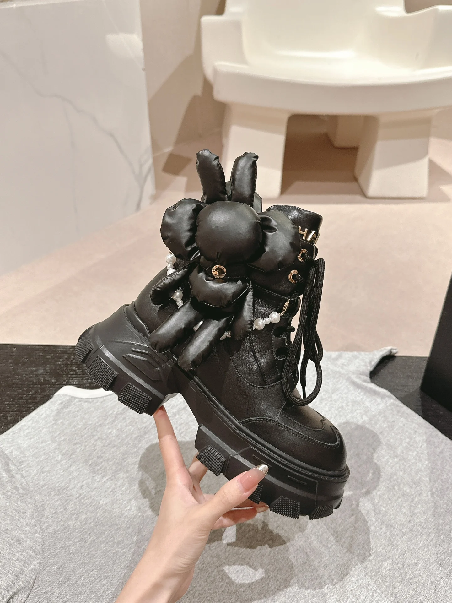 Высокие кеды на платформе Chanel 2024 — черные