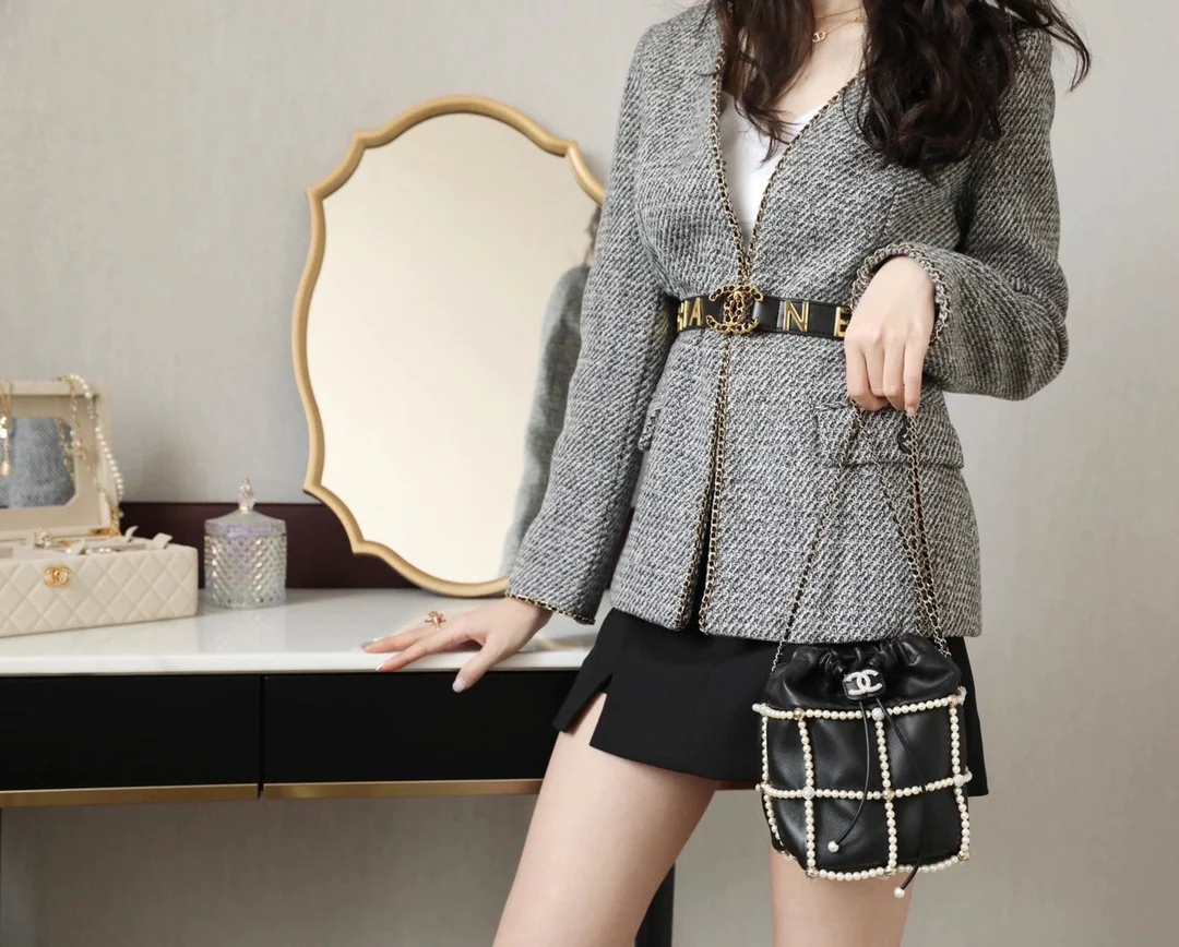 Сумка-ведро Chanel с жемчужным декором на завязках