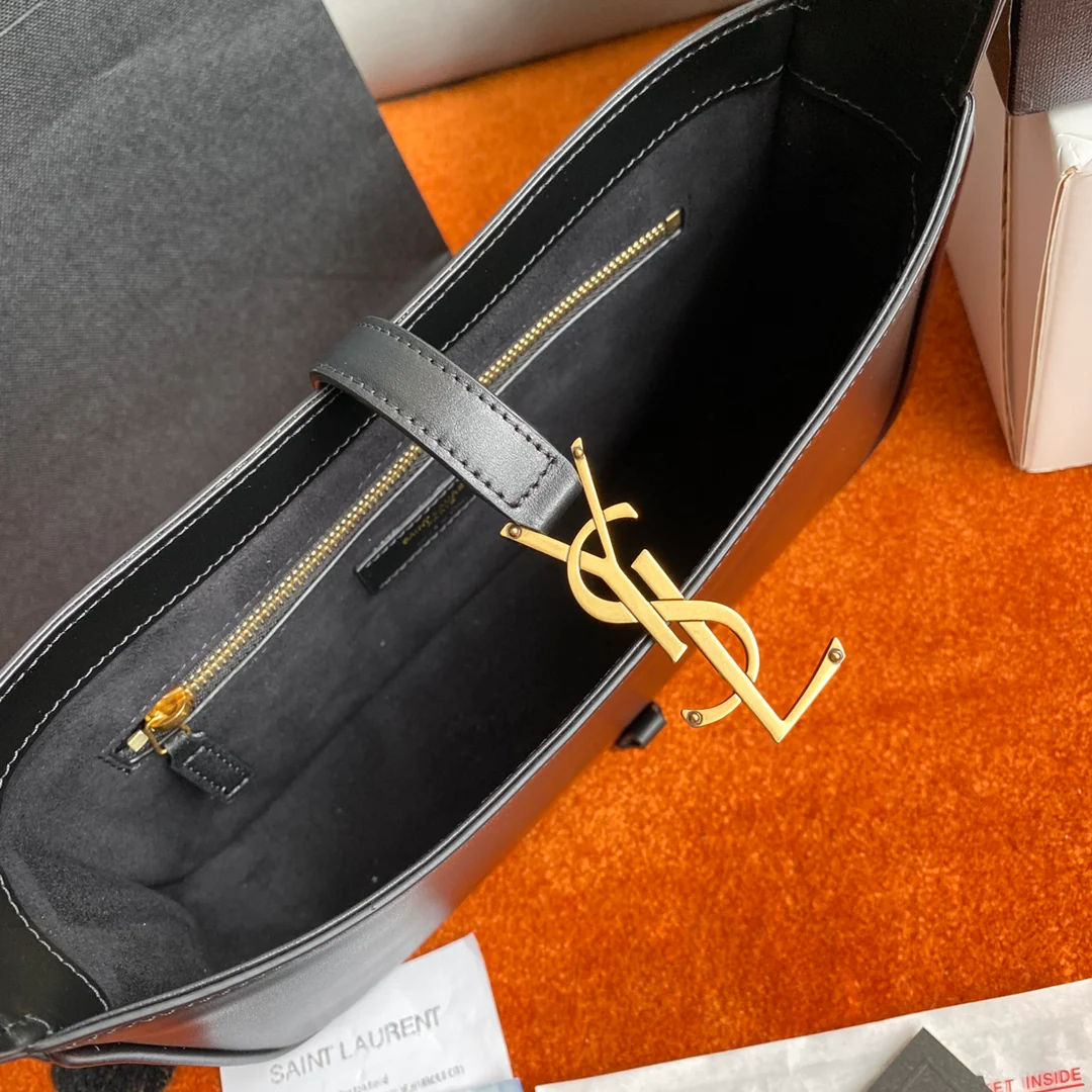 Сумка-седло YSL - черная с золотой фурнитурой - из гладкой кожи.