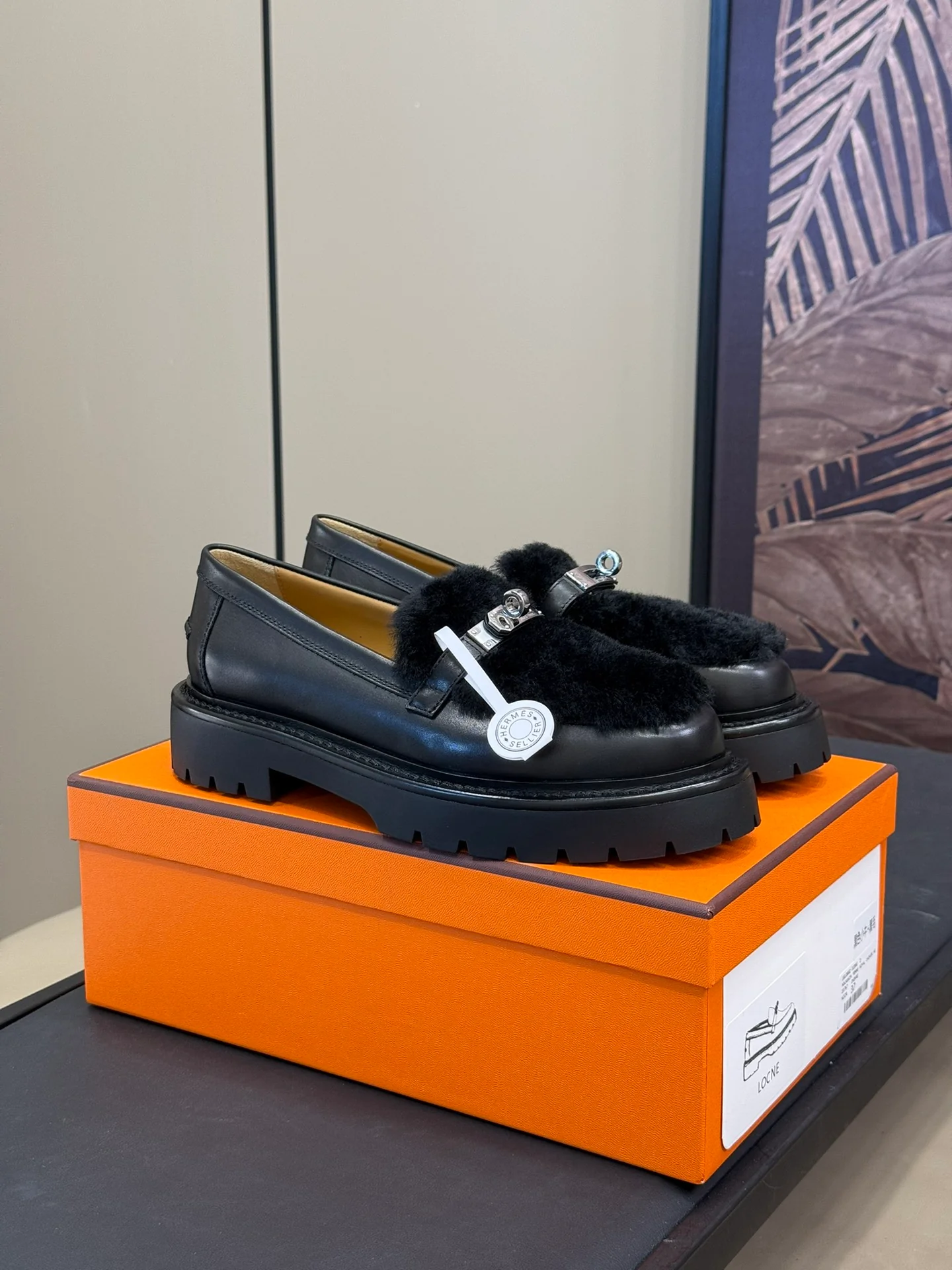 Меховые лоферы Hermes 2024 - черные