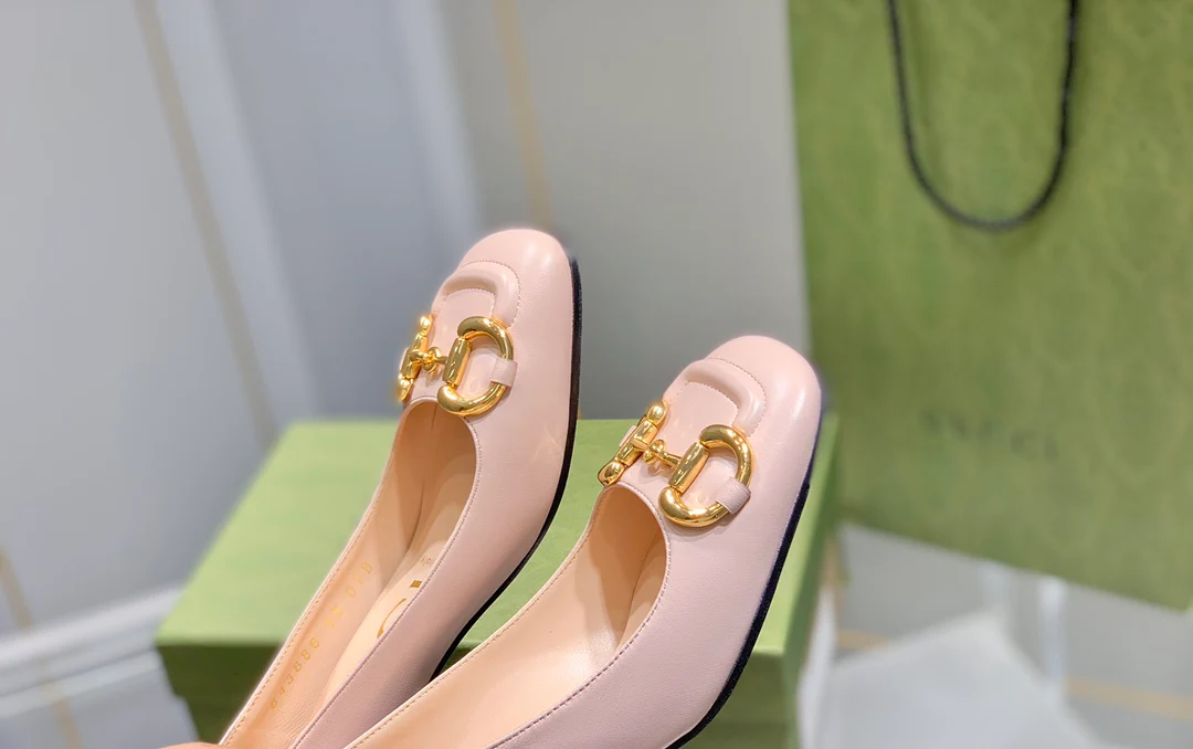 Весенняя коллекция Gucci 2021 — Босоножки на массивном каблуке с пряжкой в ??виде конской уздечки.