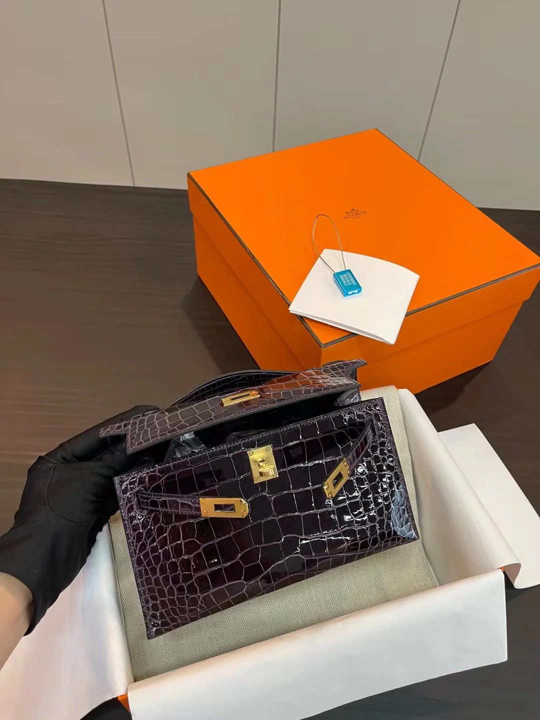 Миниатюрная пряжка Hermes Kelly 1-го поколения из кожи аллигатора, 9 г, с аметистом и золотом.