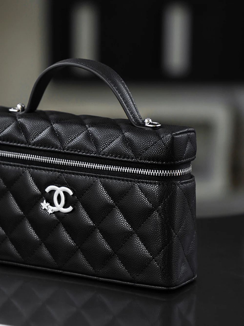 Сумка Chanel 25b Star Buckle LP Box Bag - черная с серебряной пряжкой.