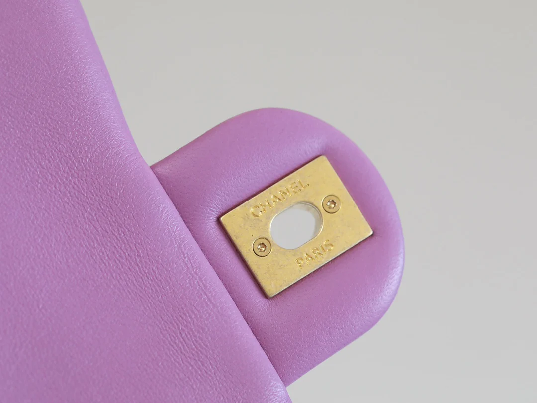 Винтажная сумка-мессенджер Chanel под мышкой - 2 шт.