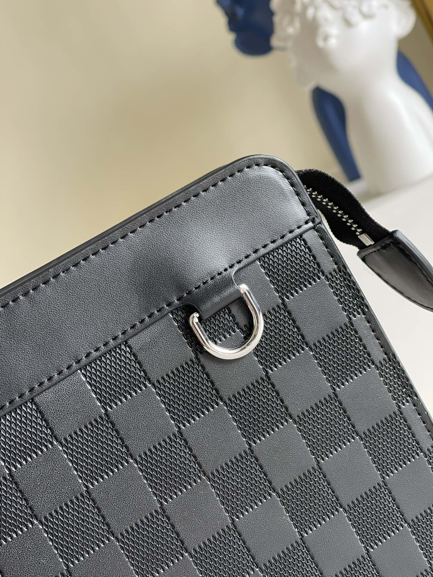 lv-n60448-standing-clutch-2