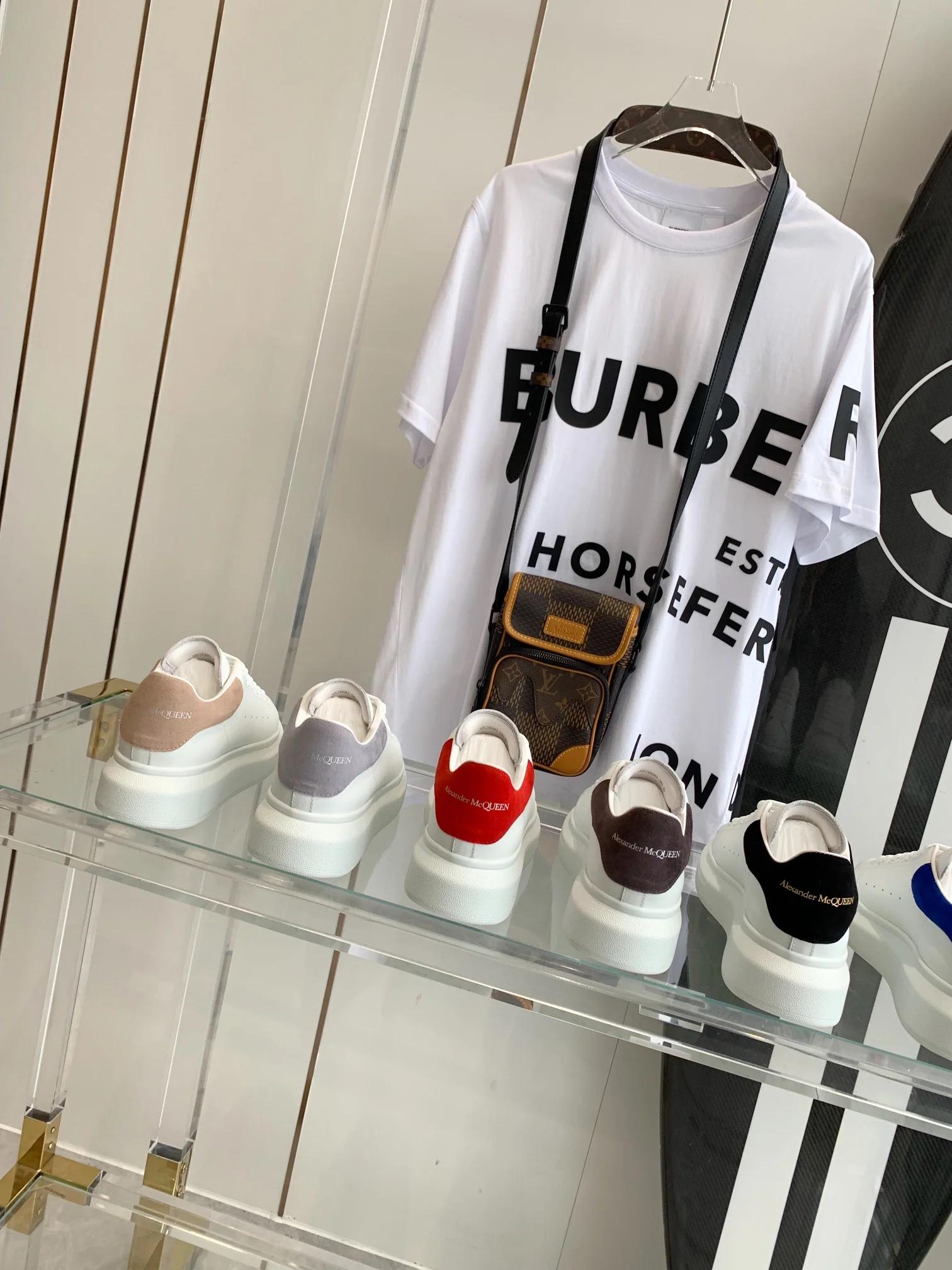 Коллекция классических белых кроссовок McQueen