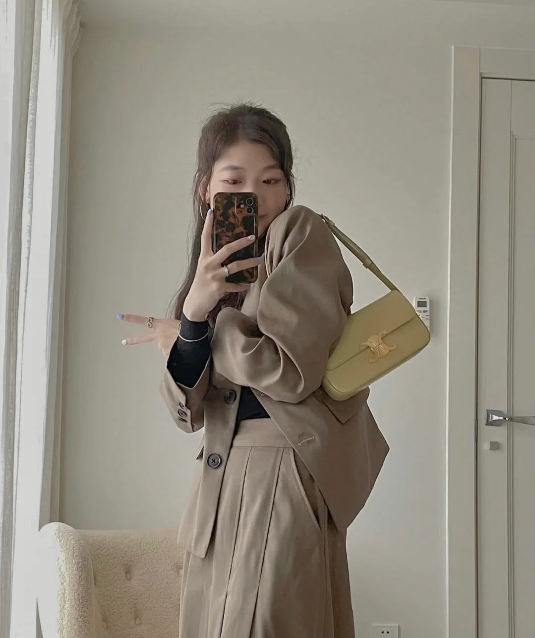 Кожаная сумка через плечо Celine Triomphe - желтая