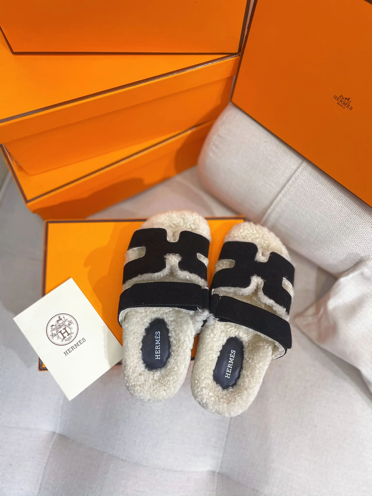 Новинка сезона осень/зима 2022 от Hermes - Домашние тапочки из овечьей шерсти и кожи в стиле пэчворк - Черные - 1 шт.