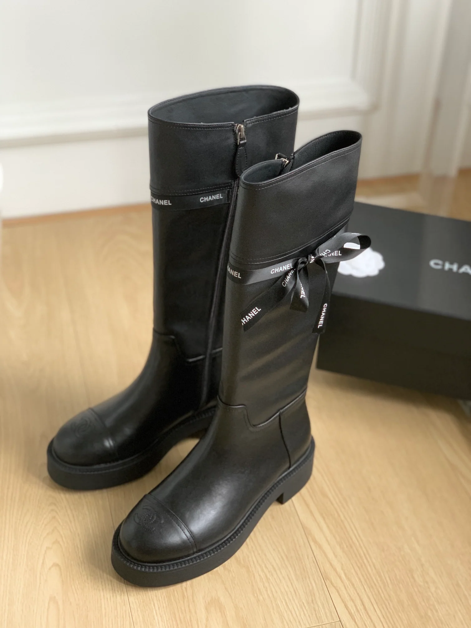 Новинка сезона осень/зима 2023 от Chanel - Коллекция сапог с лентами - Высокие сапоги - Черные