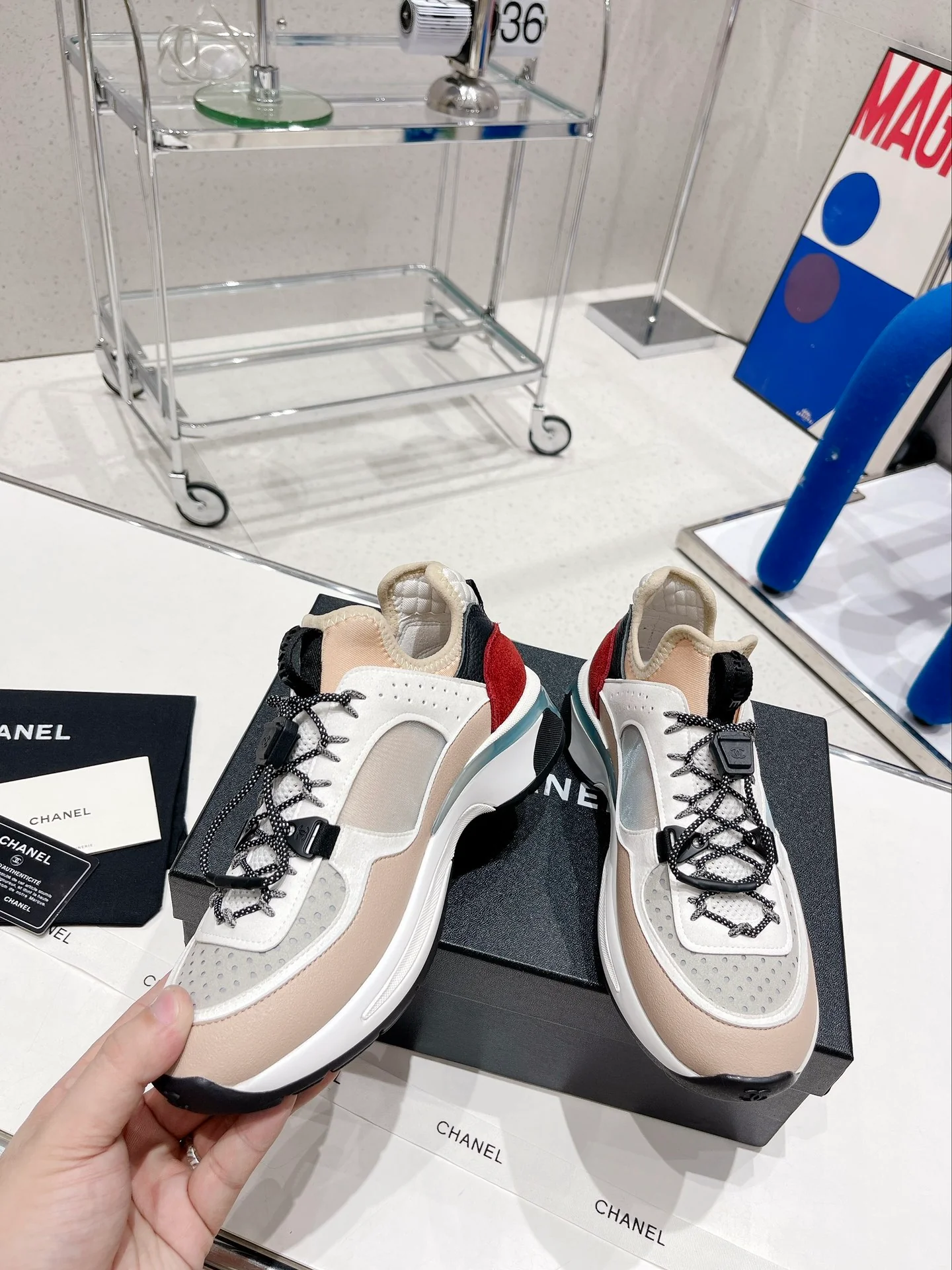 Новые поступления с показа Chanel весна/зима 2022 — повседневные кроссовки в стиле колор-блок — розово-белые.