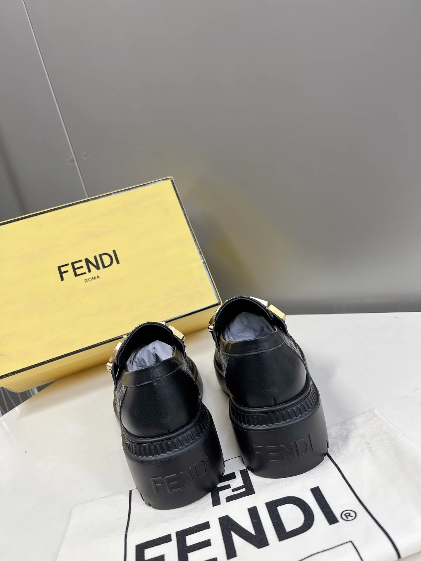 Новинка весны 2022 года от Fendi - туфли Letter Afro - серые.