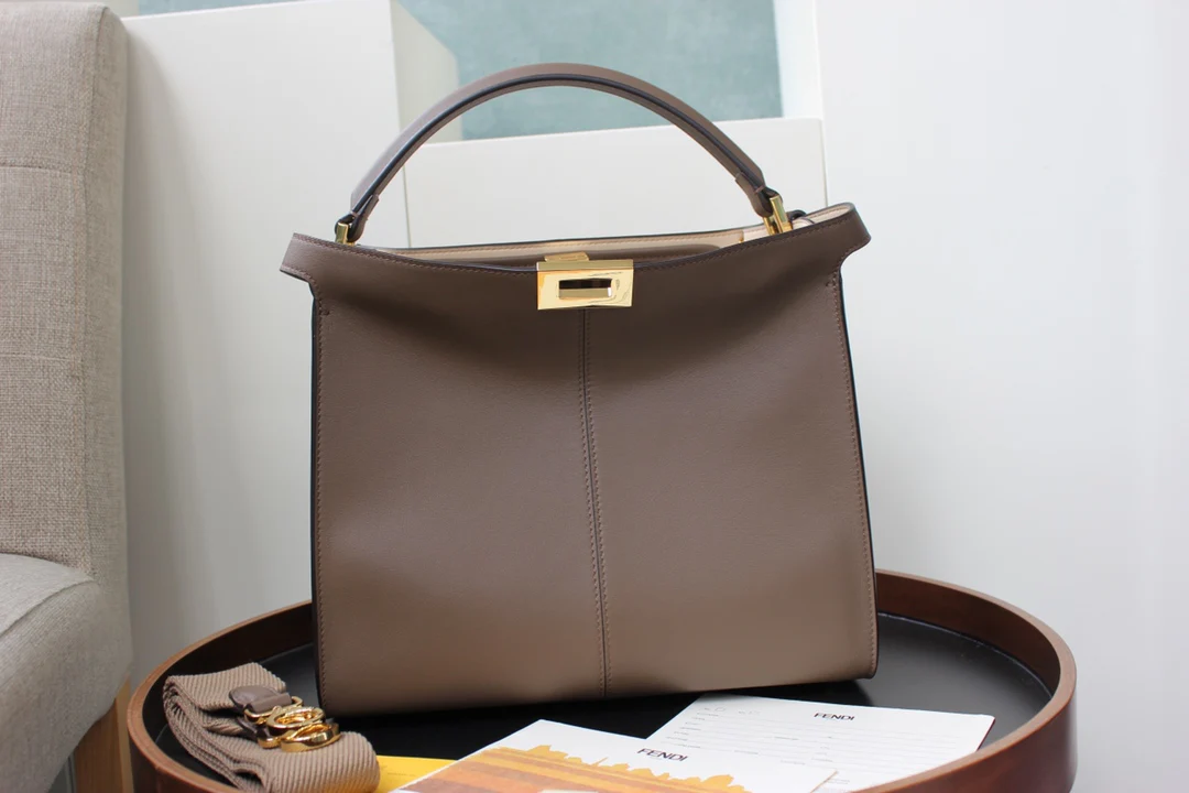 Сумка Fendi Peekaboo Lite Medium из темно-коричневой кожи.