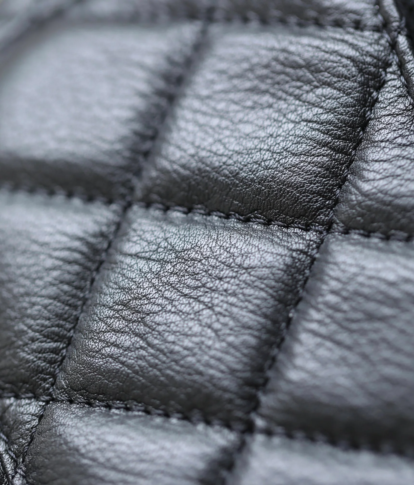 Пре-осенняя коллекция Chanel 2023 — рюкзак Métiers d'Art Letter