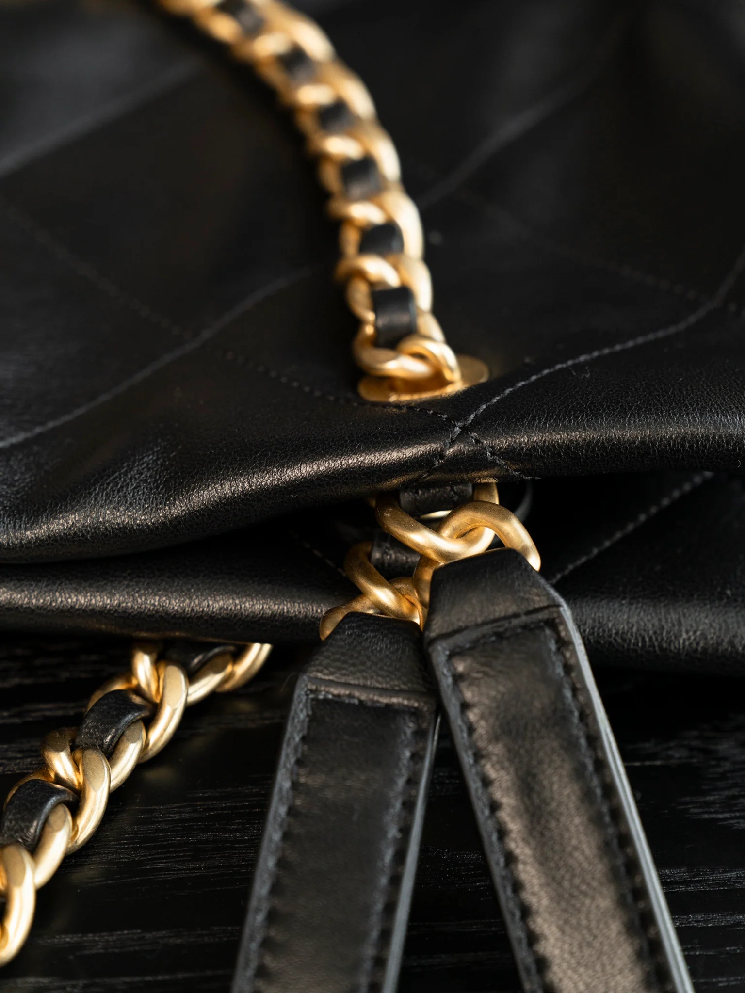 Большая сумка-шоппер Chanel 25c, черно-золотая.