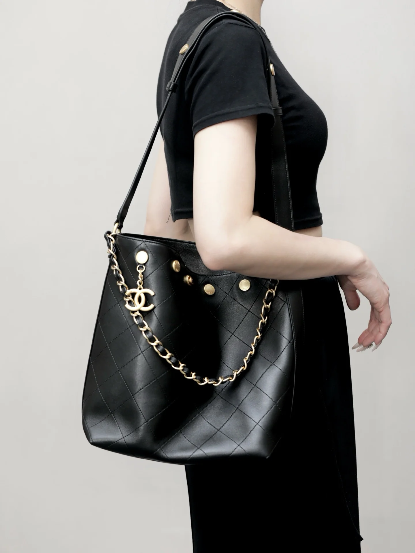 Сумка Chanel в стиле хиппи с золотой монетой 25 пенсов — черно-золотая.