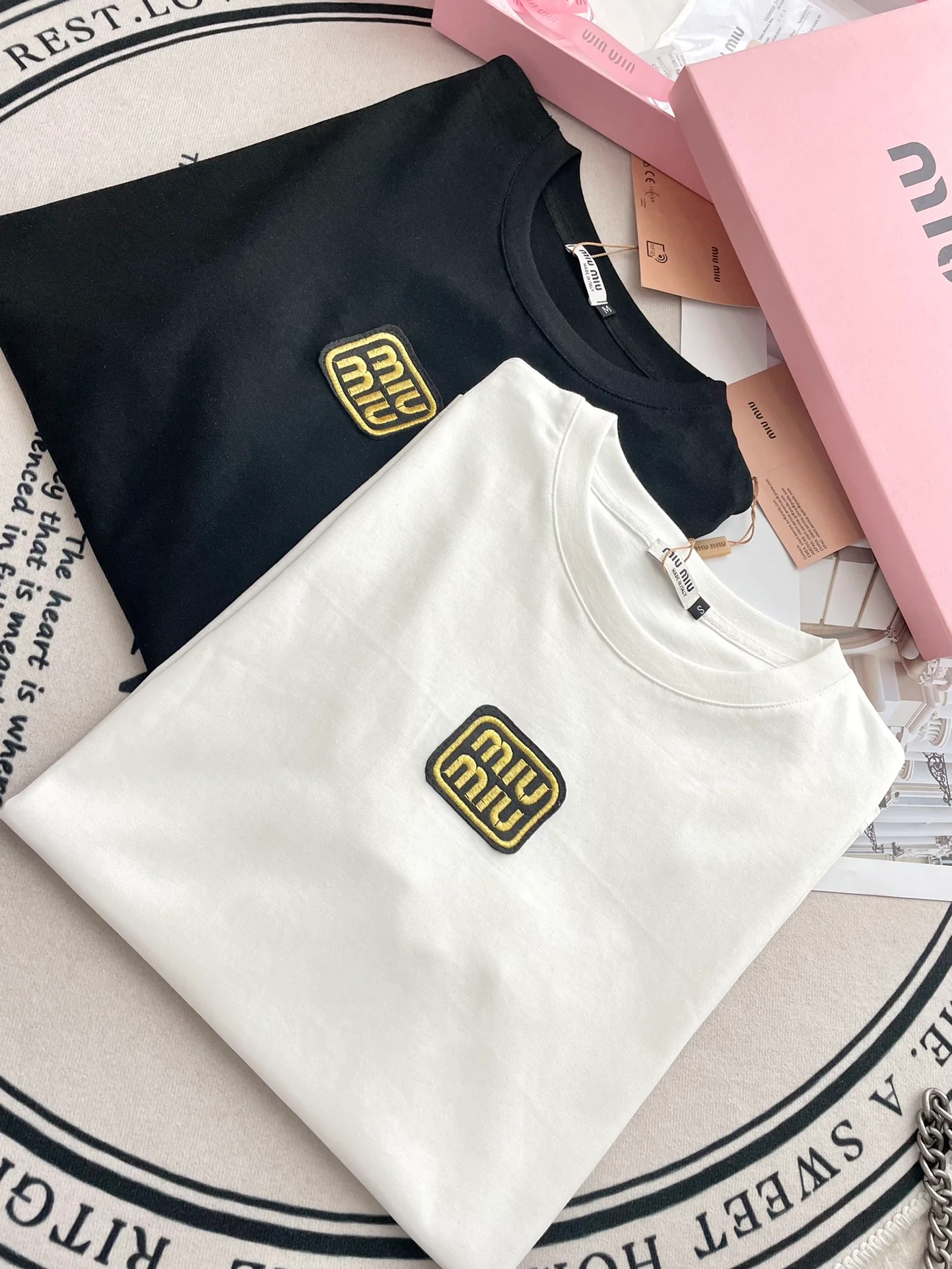 Футболка Miu Miu 2404 с вышитыми буквами и аппликацией, с коротким рукавом, белая.