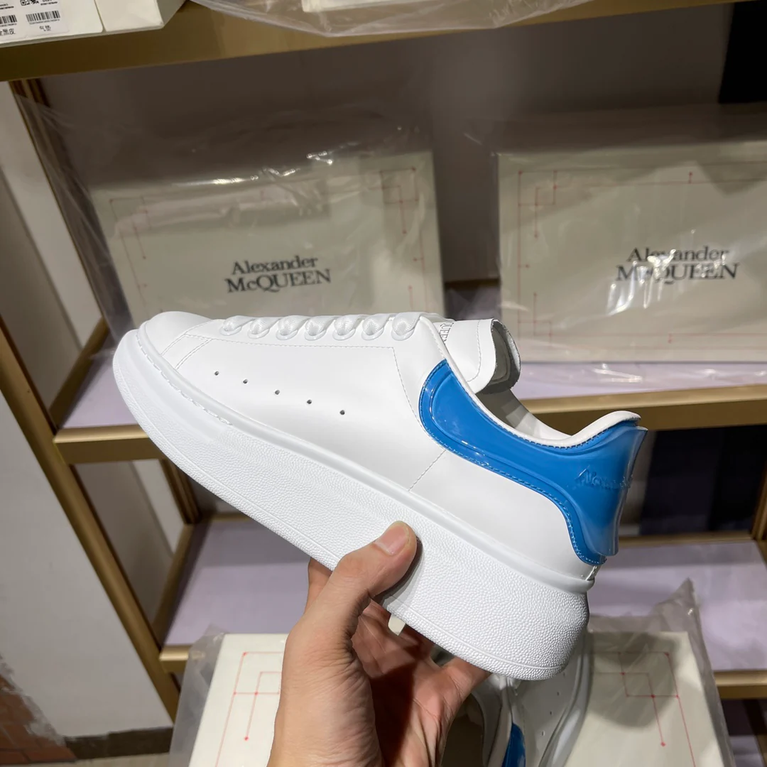 Классические белые кроссовки McQueen - унисекс - светло-голубая подошва из искусственного меха - премиум-издание
