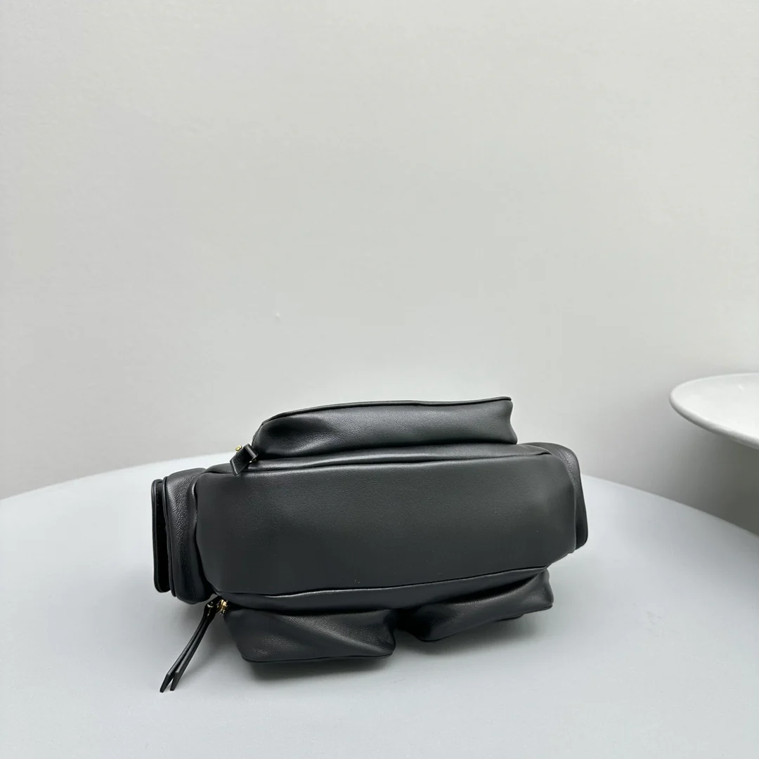 Сумка-клатч Miu Miu из кожи наппа — черная