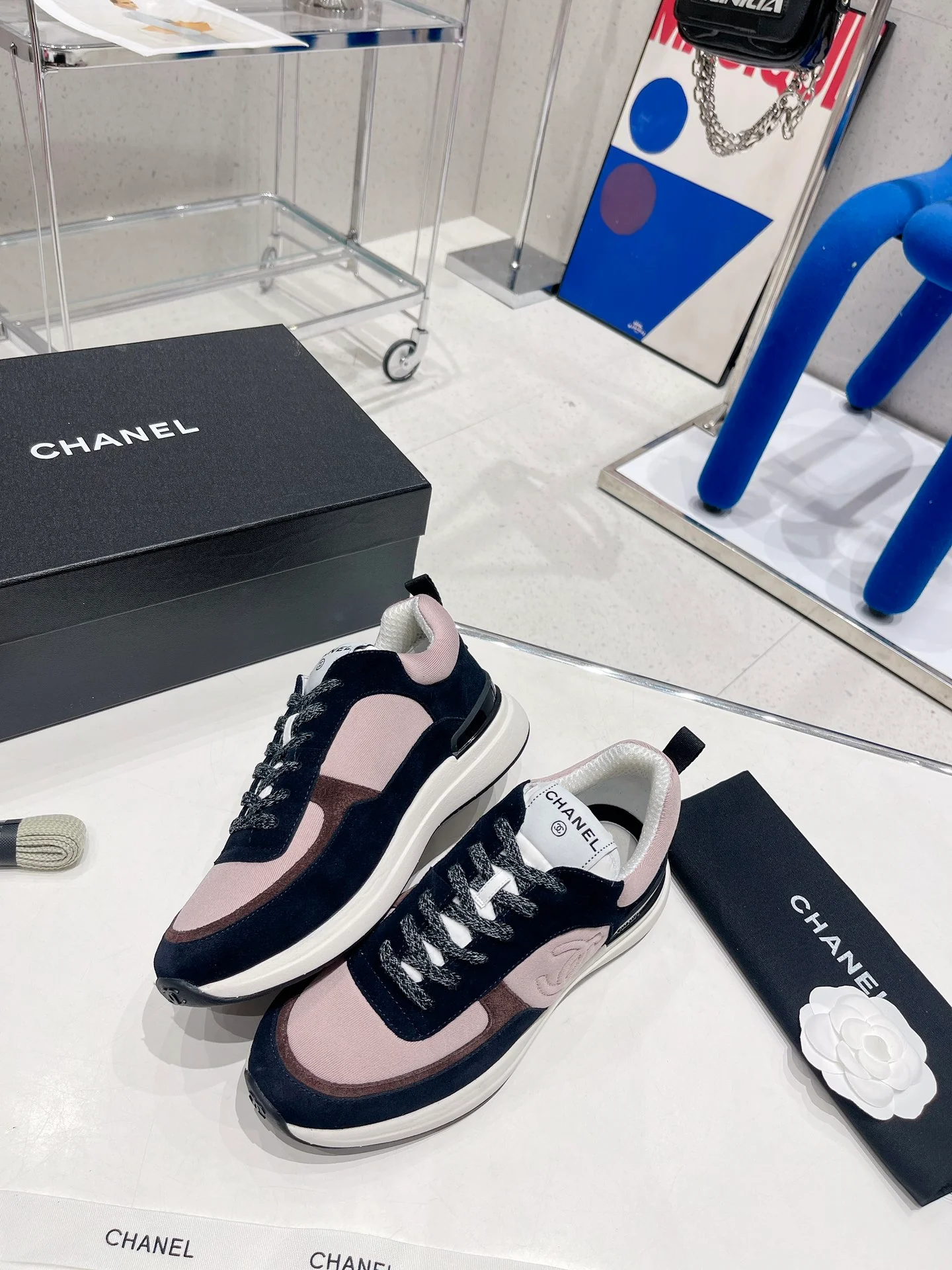 Новые поступления с показа Chanel весна/лето 2022 - Повседневные кроссовки - Розовые и коричневые