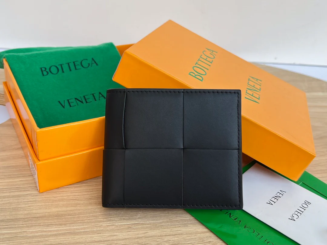 BV-大编织 两折扣短夹 牛皮 11.5x9.5cm