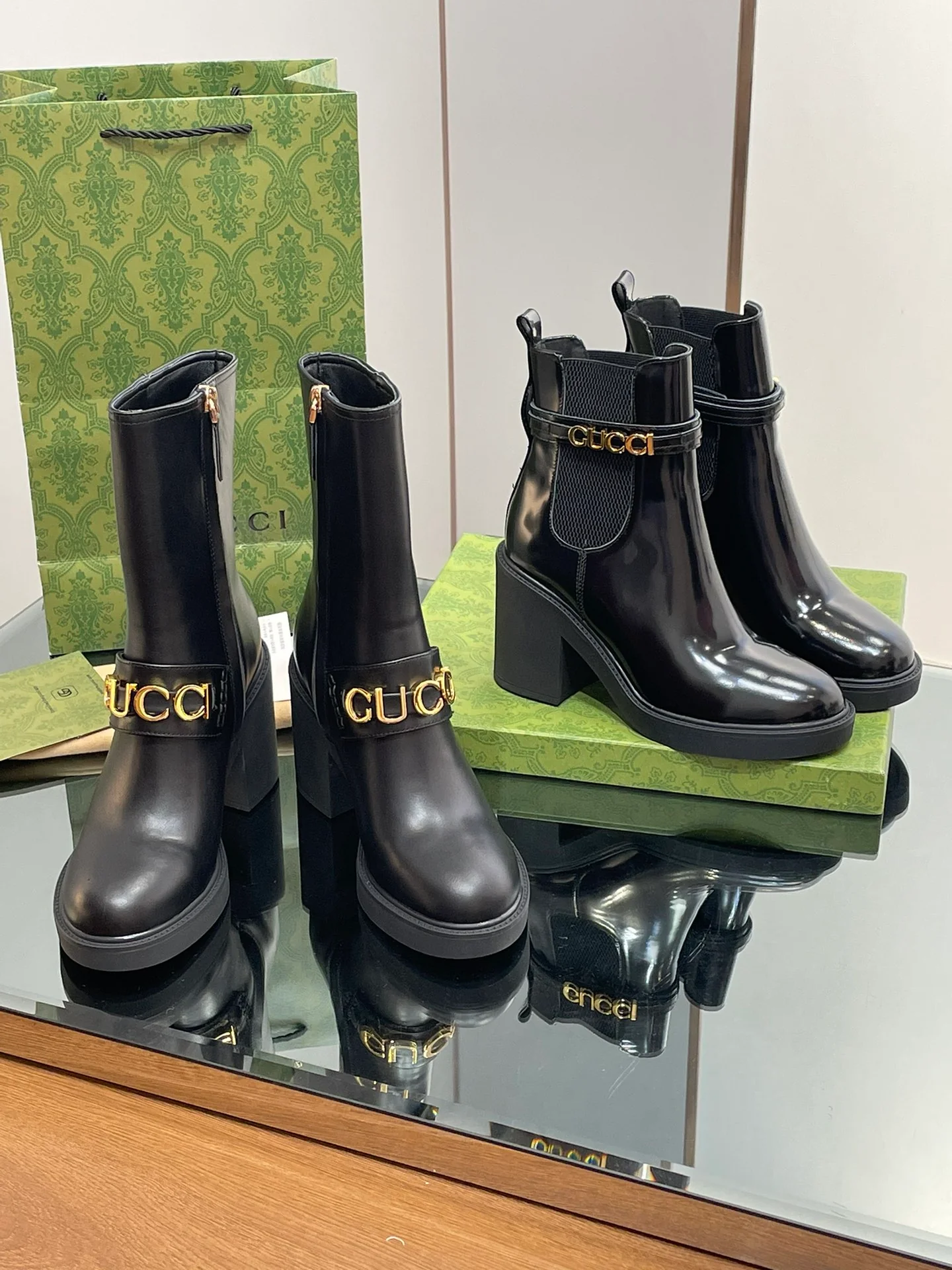 Новинка сезона осень/зима 2023 от Gucci — ботильоны с золотой пряжкой и буквой