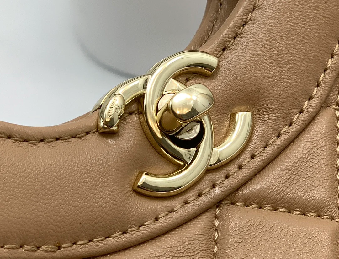 Мини-сумочка Chanel 24c31 из овечьей кожи абрикосового цвета.