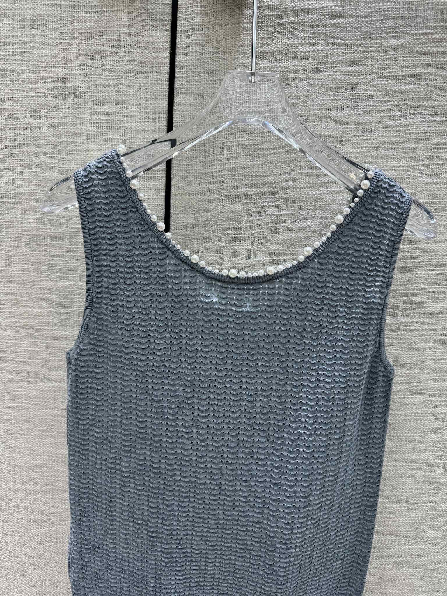 Жилет Miu Miu-2404 из плотной вязки с бисером, серый.