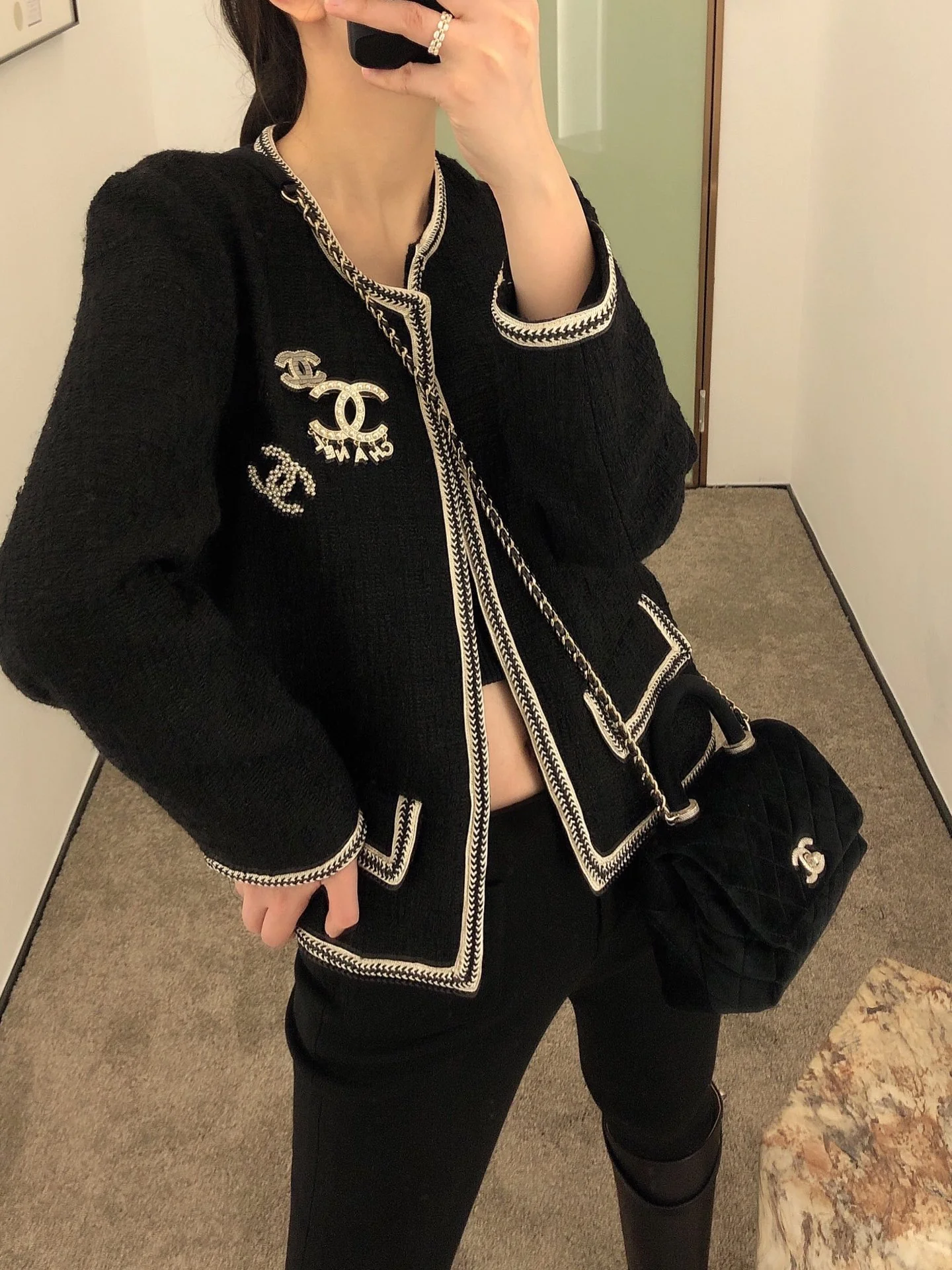 Мини-сумка Chanel Coco Handle из черного бархата с бриллиантовой пряжкой