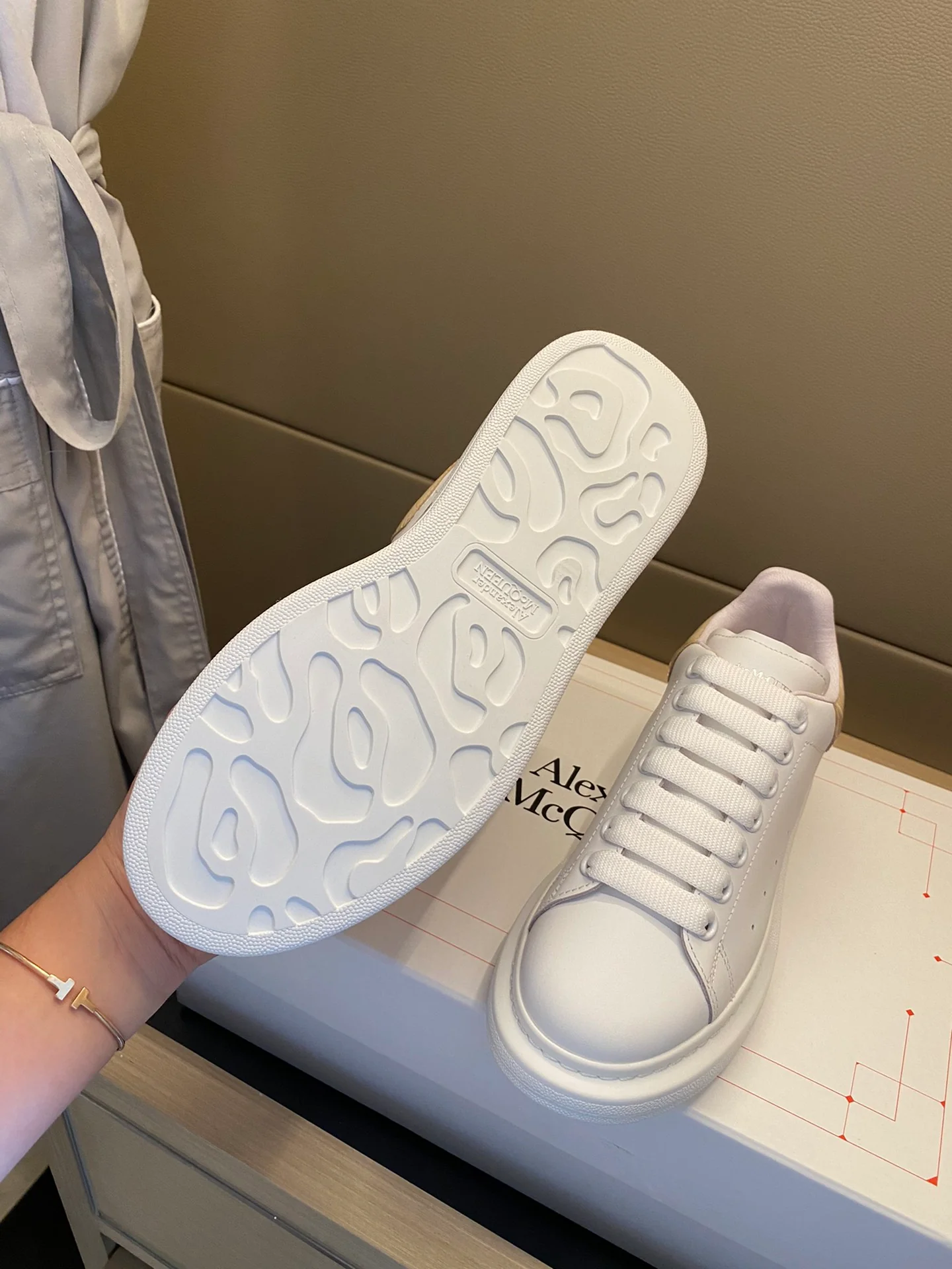 Классические белые кроссовки McQueen - на каблуке-резинке - в клетку - желтые