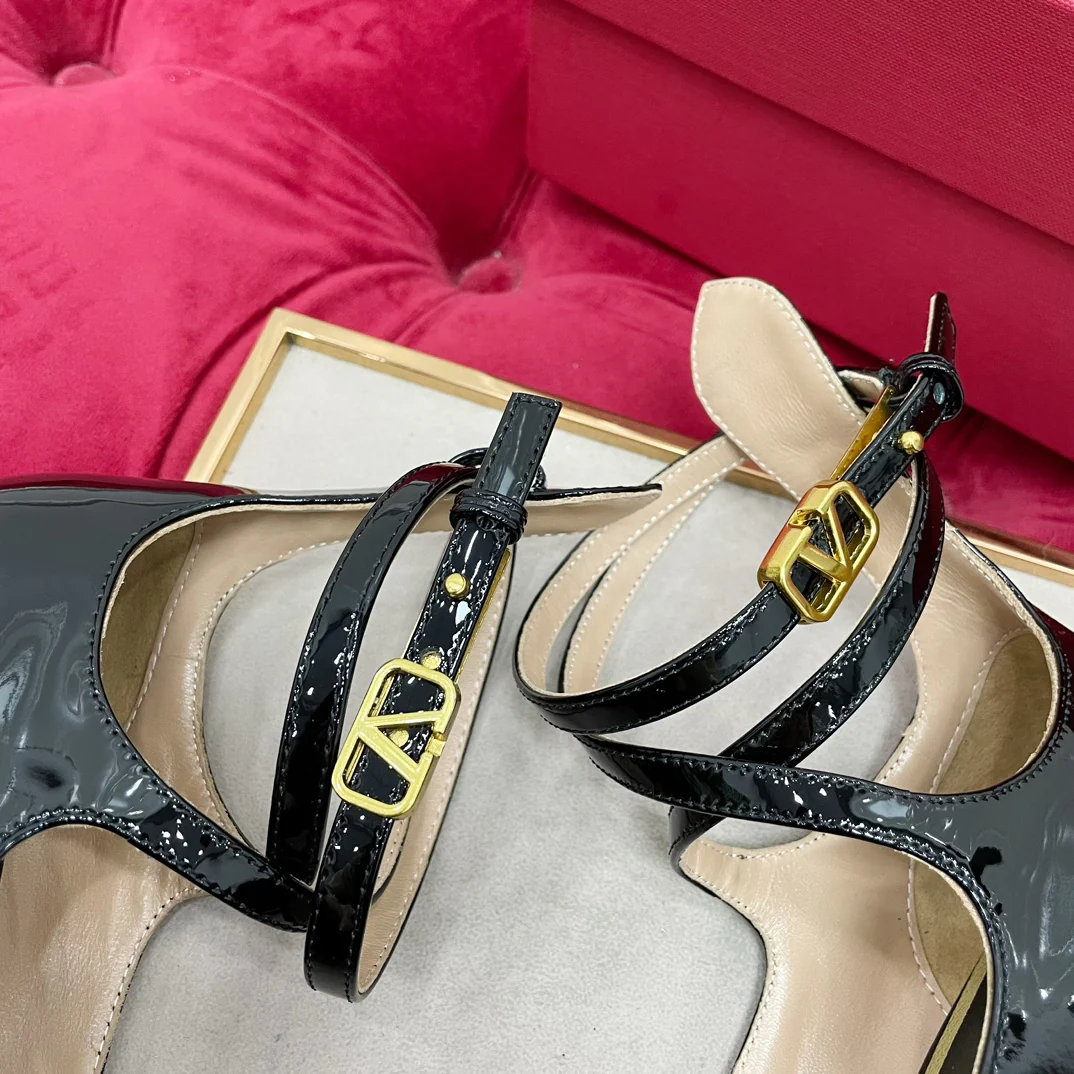 Новинка весенней коллекции Valentino 2023 года - сандалии Мэри Джейн из лакированной кожи.