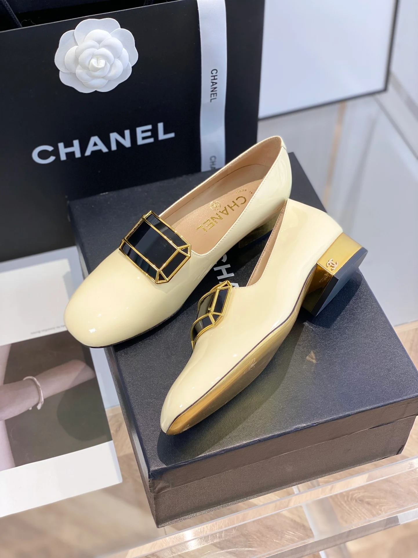 Chanel - Лоферы с пряжкой, украшенной драгоценными камнями