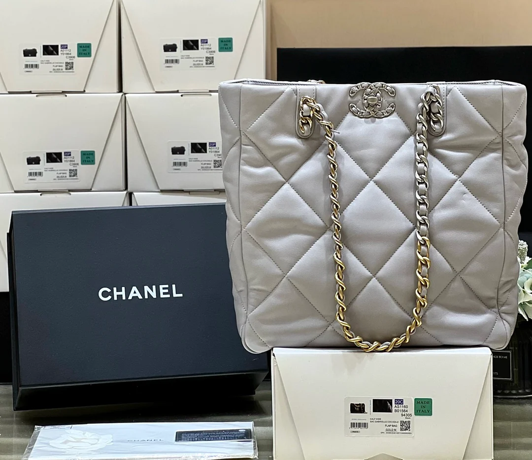 Новинка сезона осень/зима 2022 от Chanel - сумка-шоппер из 19 предметов.