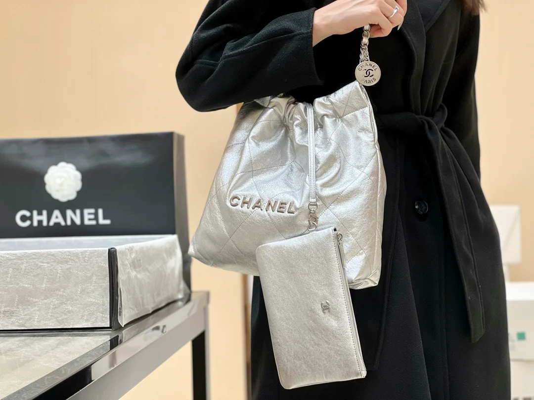 Новинка сезона весна/лето 2023 от Chanel - сумка 22bag - маленькая - серебристая - Фотографии в действии.
