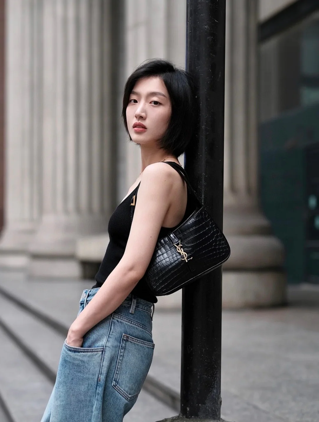 Кожаная сумка YSL Le 5 A 7 через плечо - черная крокодиловая кожа - на фото.