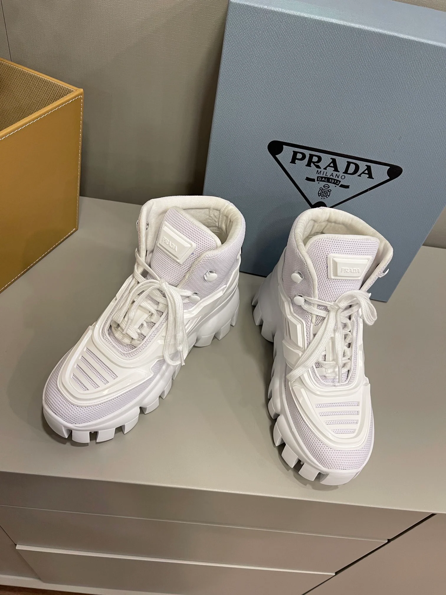 Новинка сезона весна/лето 2022 от Prada - высокие повседневные сапоги на платформе.