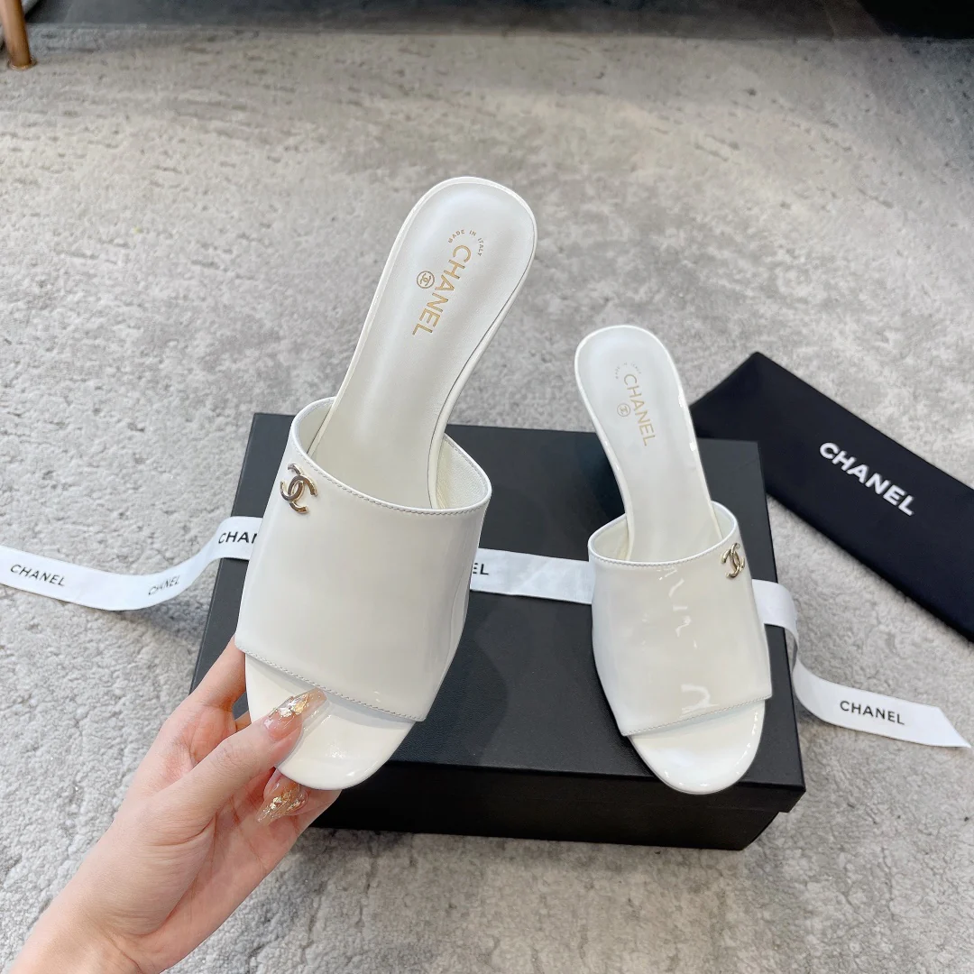 Новинка сезона весна/лето 2023 от Chanel - Босоножки на среднем каблуке с жемчужным верхом - Белые